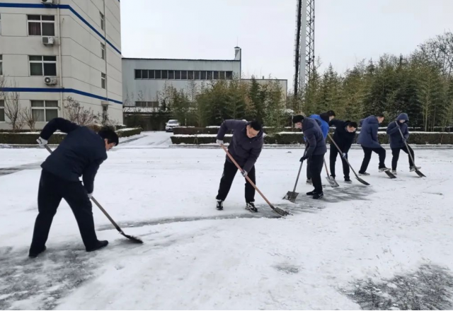 以雪为令迅速集结，清冰除雪确保畅通